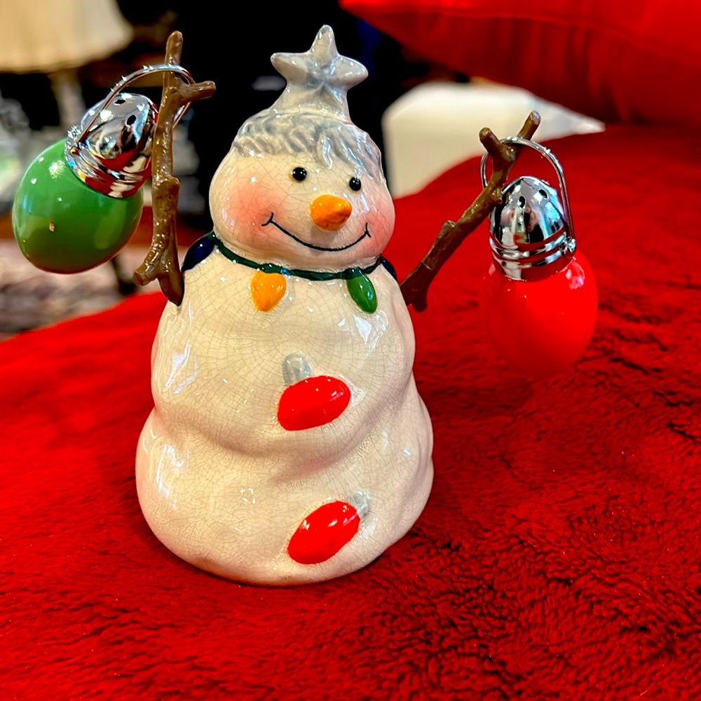 Absolutely adorable snowman salt and pepper shakers brand new, never used